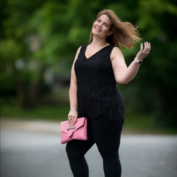 Meet your Posher, Tabitha - Picture 1 of 1